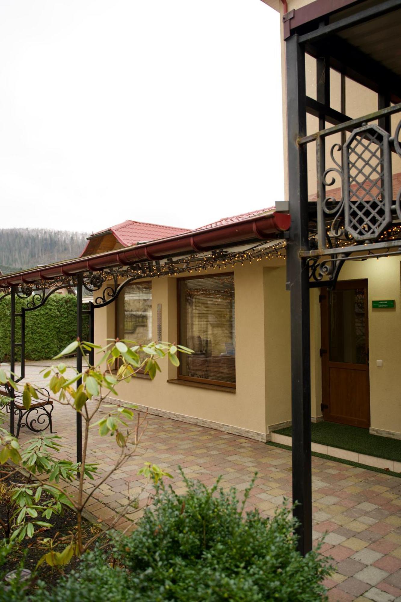 Петрос Family Hotel ยาเรมชา ภายนอก รูปภาพ